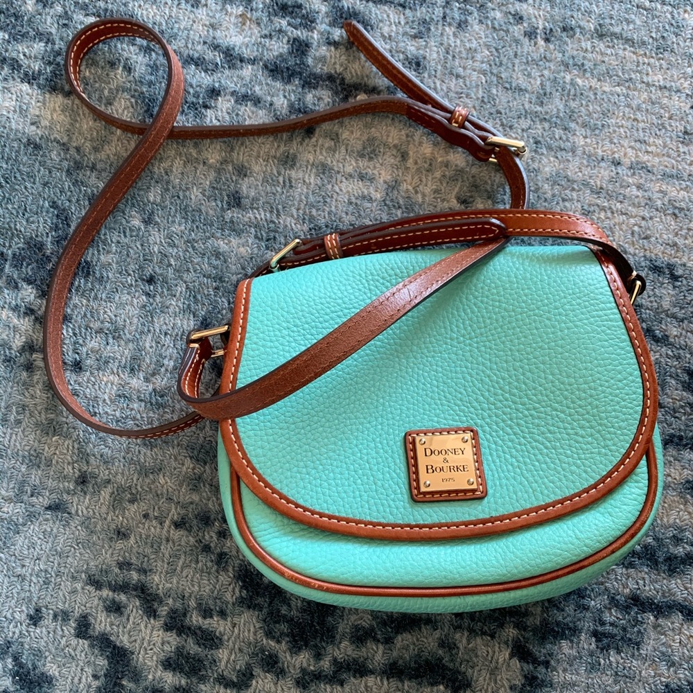 Dooney & Bourke satchel- like new